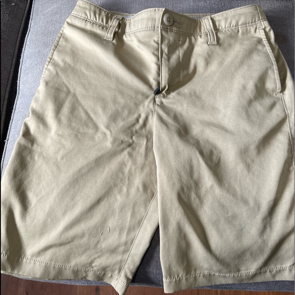 Under Armour Boy’s khaki shorts sz 12